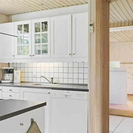 בית נופש 1583-aakirkeby-poserekrogen-8 *